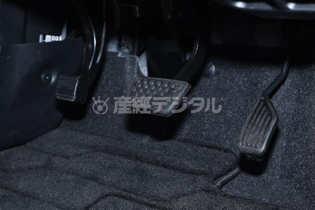 ペダル類、パーキングブレーキは足踏み式。ダイハツ・トール