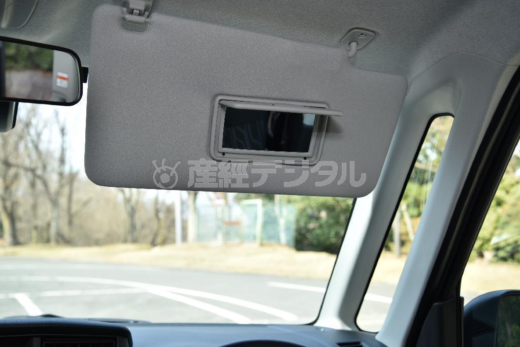 背が高い→窓が大きい→サンバイザーもでかくなる。でもバニティーミラーは普通サイズ。ダイハツ・トール