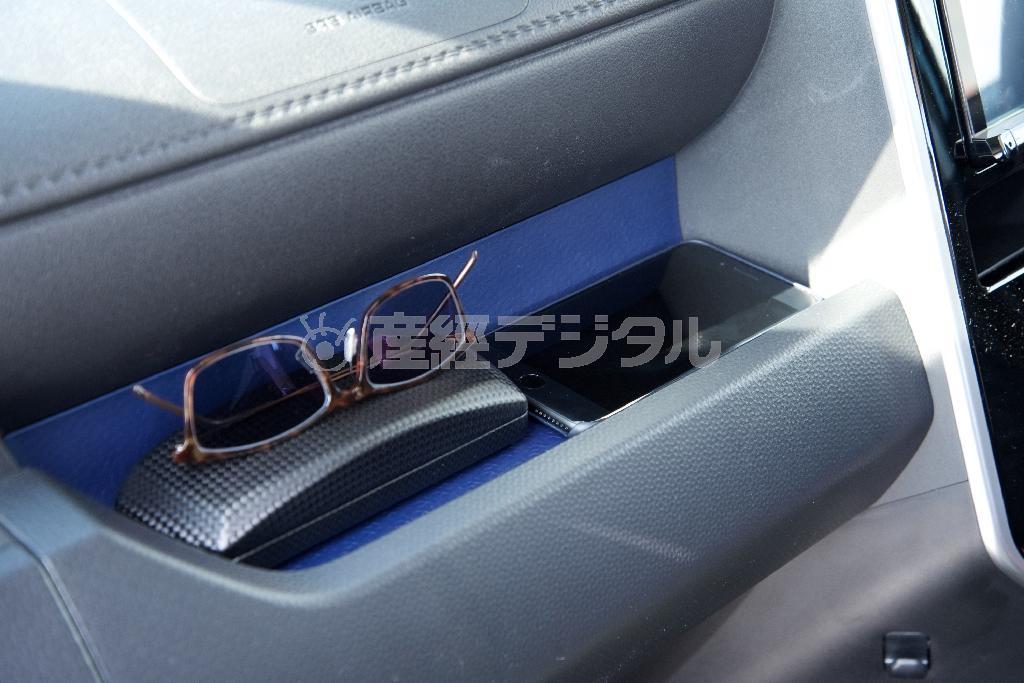 助手席側はダッシュボードに小物入れが。先ほどのスマホと、サングラスを置いてみた。ダイハツ・トール