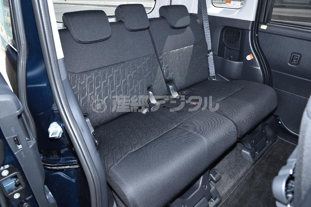 座面長が長く、膝裏まできっちりサポートされるリアシート。ダイハツ・トール