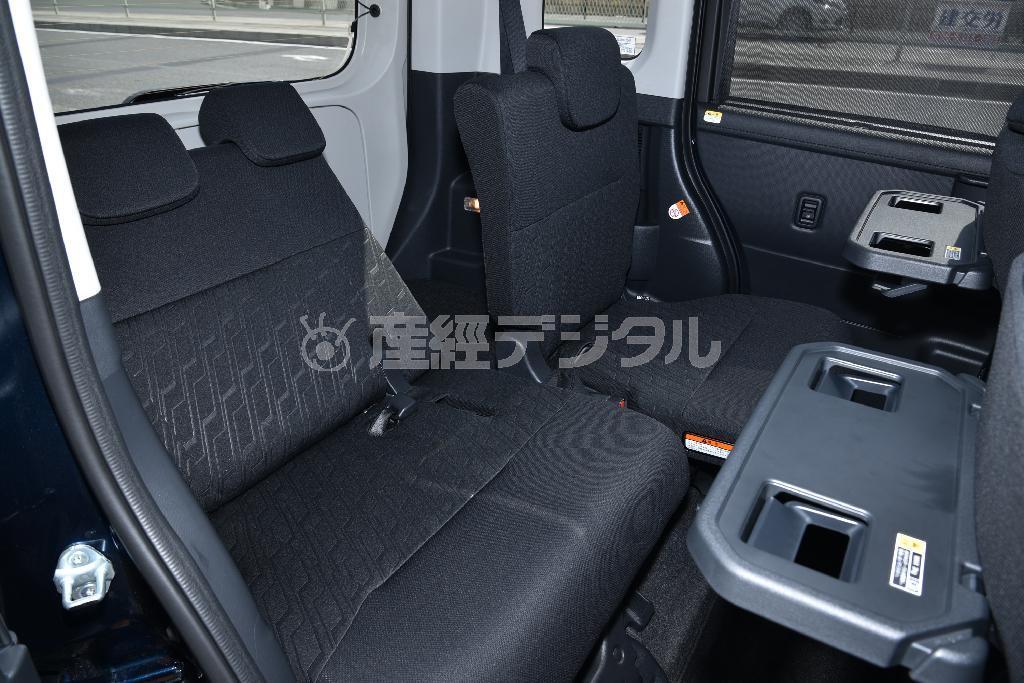 前席背もたれ後ろのテーブルを引き出して軽食をとる場合にはこの角度＋シートスライドが最適姿勢であることが判明。ダイハツ・トール