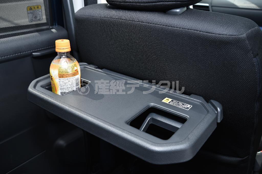 で、そのテーブル。ファストフードや小さめのランチボックスなら十分置けるスペース。ダイハツ・トール