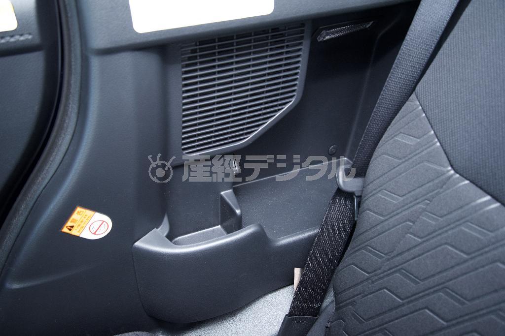 後席左右ドア側の収納。ダイハツ・トール