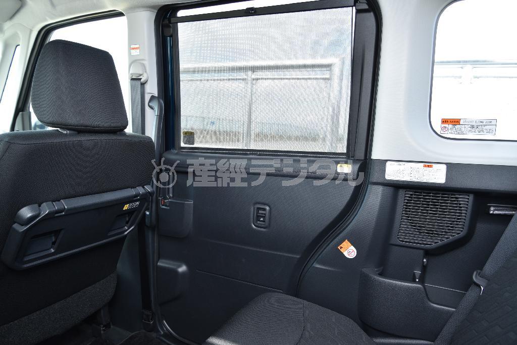 後席サンシェードは全グレード標準装備。日除けのほかにも車上荒らし対策として防犯効果も期待できる。ダイハツ・トール