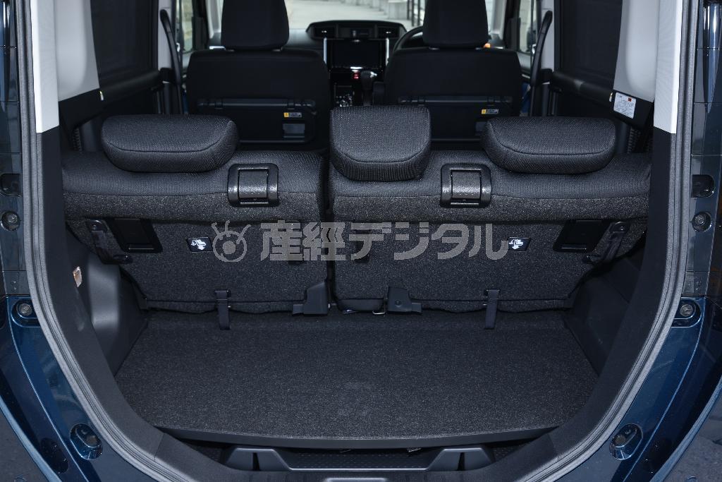 座面スライド最後端、背もたれ角度ＭＡＸだとさすがに軽並のスペースになってしまう。ダイハツ・トール