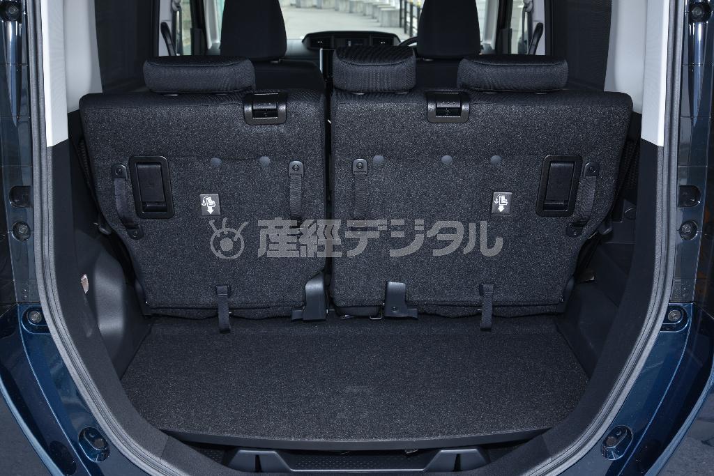 背もたれを立てるだけで、グッと広くなる。やはり高さが効いている。機内持ち込みサイズのキャリーバッグなら立てて３つはいけそう。ダイハツ・トール