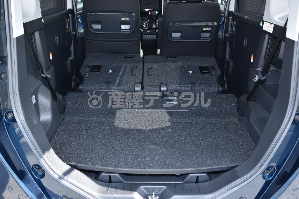 後席を床まで沈みこませると、もう商用車レベルの容積。一人乗りなら車中泊もいけそうだ。ダイハツ・トール