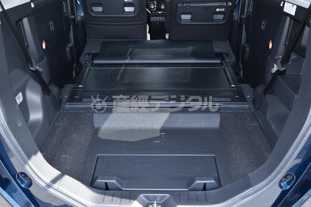 後端のパネルを反転させ、折りたたまれた防汚シートを展開すると濡れ物も積載可能に。ダイハツ・トール