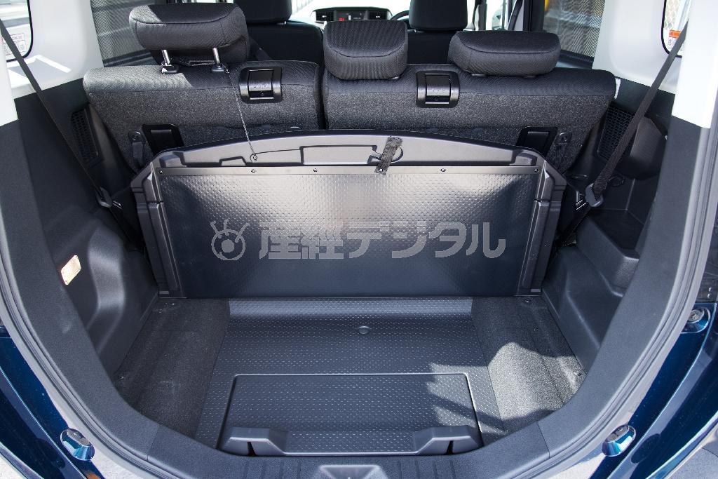 後端のパネルはこのようにフックと併用することで立てて使うことも可能。釣り用のクーラーボックスなど小ぶりの濡れ物ならこれでＯＫかな。ダイハツ・トール