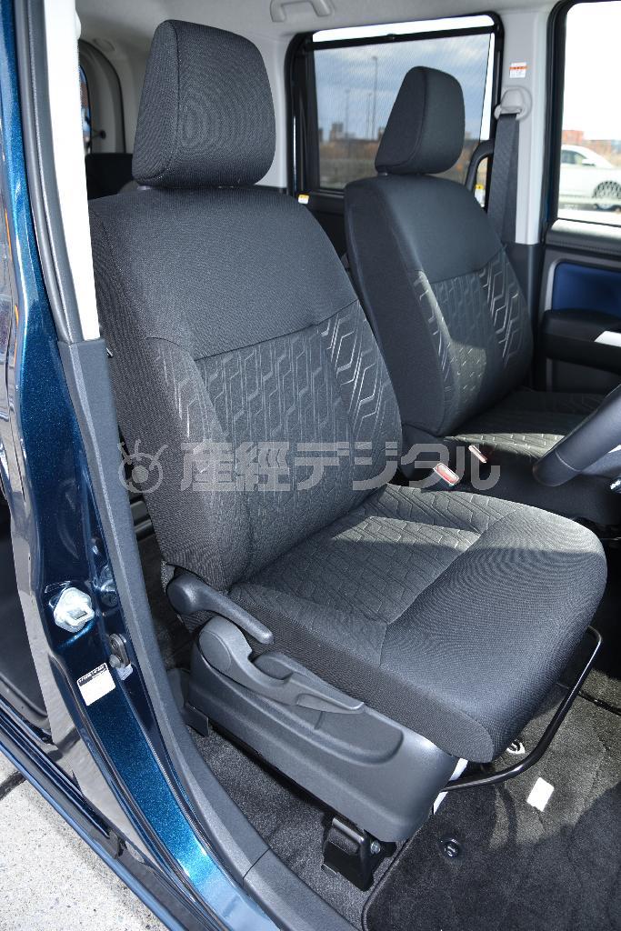 左右の張り出しが少なく乗り降りしやすいシート。高さ調節の幅も広く、乗る人の体形を選ばない。ダイハツ・トール