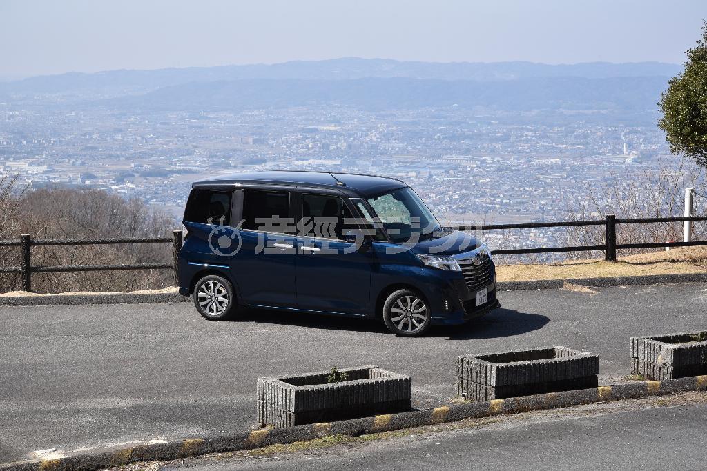 高円山ドライブウェイから見る奈良盆地をバックに。ダイハツ・トール