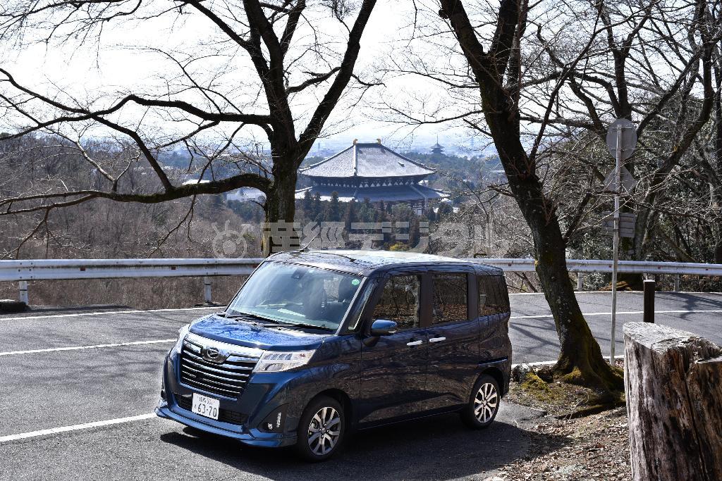 奈良・若草山ドライブウェイの「大仏殿ビューポイント」にて。さすが大仏殿、７００～８００メートルほど離れていてもこの大きさで写る。ダイハツ・トール