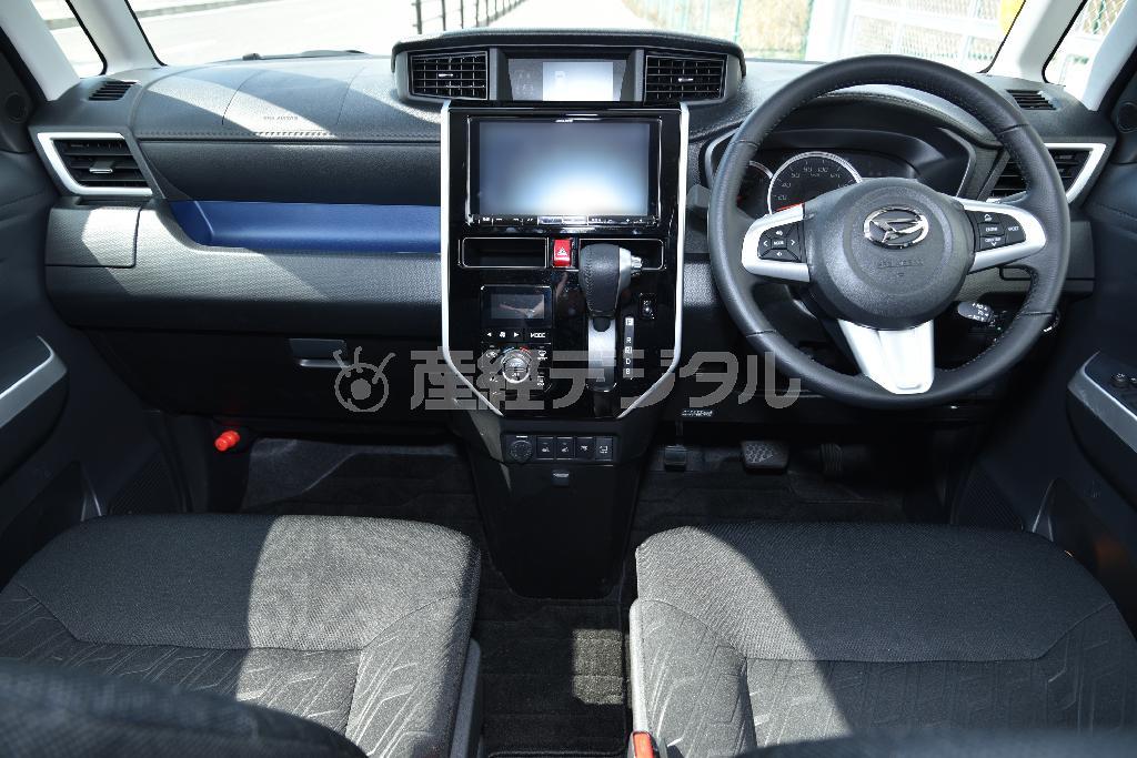 前席は幅、足元、頭上が広く、インパネも機能的にまとまっており、初めてでも迷うことなく使いやすい。ダイハツ・トール