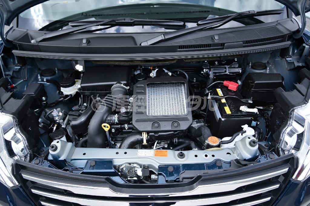 ターボ付きの３気筒１リッターエンジン。低速から加速がよく、街中から高速巡航、坂道までどんな場面でも不足を感じない。ダイハツ・トール