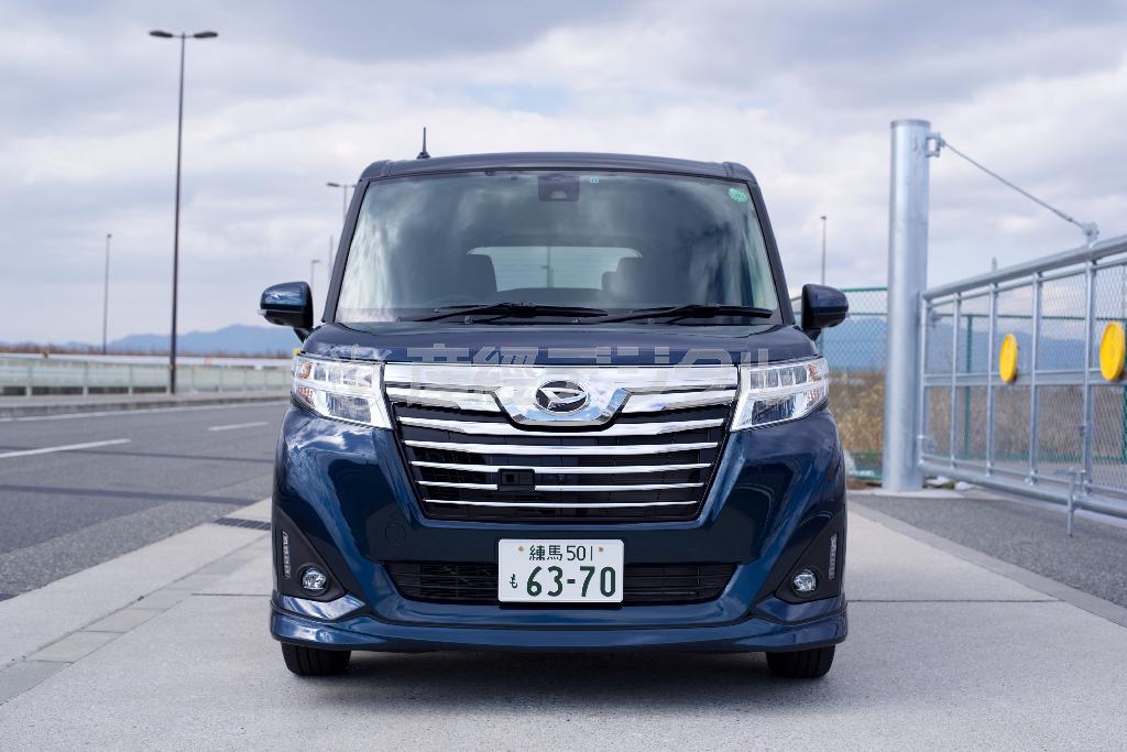 試乗車の「カスタム」というグレードは、メッキの横桟グリルが３列シートのハイクラスミニバンよろしく、幅をアピールする立派な顔つき。ダイハツ・トール