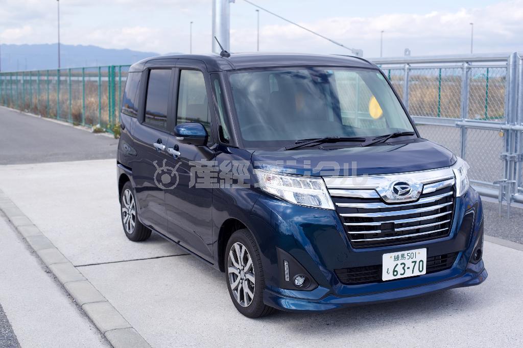 全体のシルエットは軽の背高ワゴンの相似形。ナンバーを外したら、写真だけで小型車か軽かを見分けるのは難しいかも。ダイハツ・トール