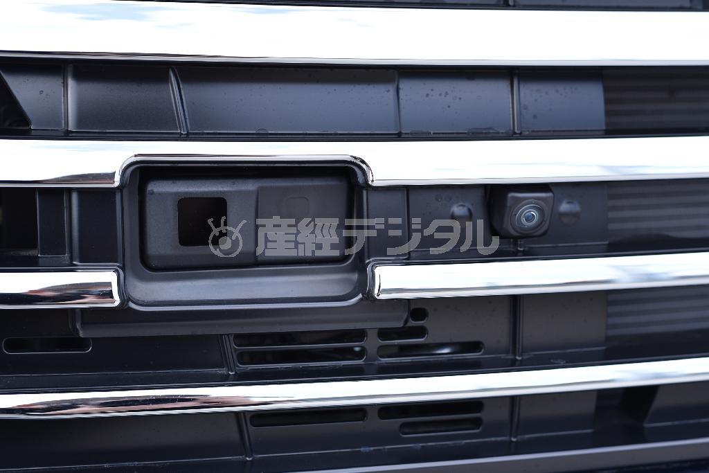 グリル中段には緊急ブレーキ用のセンサー（左）とフロントカメラを内蔵。ダイハツ・トール