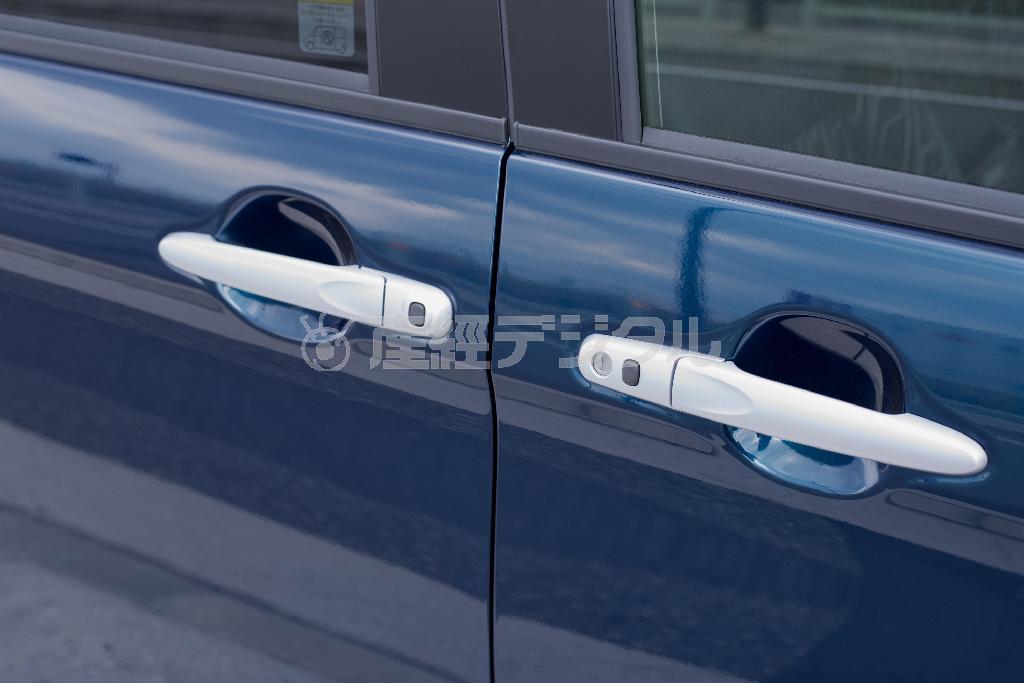 前後ドアノブ。電動スライドドア装備車はボタンをおすだけでも開閉できるから荷物で両手がふさがっているときに便利。ダイハツ・トール