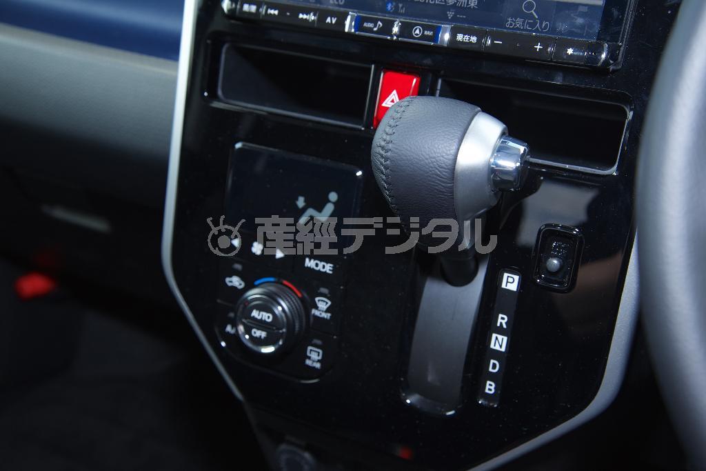 ピアノブラック仕上げのセンターパネルがインテリア全体の質感を底上げしている。手あかが目立つのは玉にキズ。ダイハツ・トール