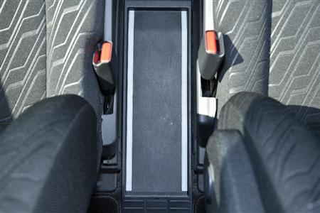 前席中央床面の白いイルミネーション付きトレイ。仕事用のＡ４サイズ対応カバンくらいだとちょうどよさそうだ。ダイハツ・トール