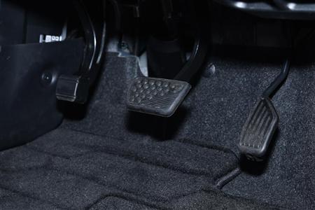 ペダル類、パーキングブレーキは足踏み式。ダイハツ・トール