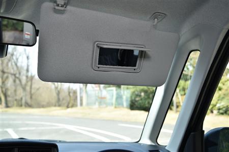背が高い→窓が大きい→サンバイザーもでかくなる。でもバニティーミラーは普通サイズ。ダイハツ・トール