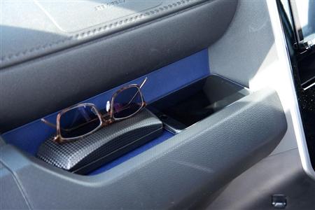助手席側はダッシュボードに小物入れが。先ほどのスマホと、サングラスを置いてみた。ダイハツ・トール