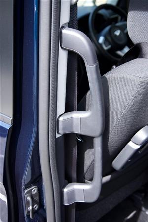 スライドドア開口部には大きなグリップ。子供から大人まで誰でも握りやすいよう、高さ・太さに工夫が。ダイハツ・トール