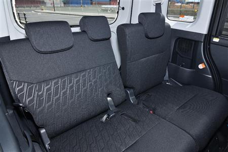 ６：４分割可倒でリクライニング機能付き。左側の背もたれだけ最も立てた状態にしてみた。こんなに起こして使わないかと思いきや…ダイハツ・トール