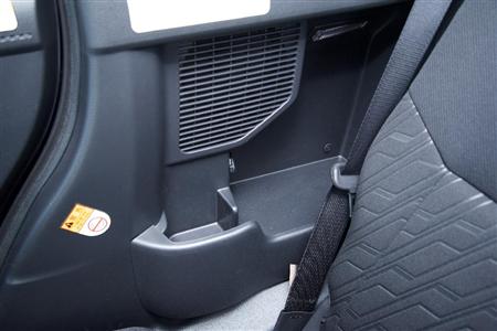 後席左右ドア側の収納。ダイハツ・トール