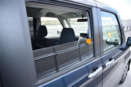 ちなみに後席窓は半分ちょっとしか開かない。まぁ、窓とドアのサイズ・形状を考えれば仕方ありません。ダイハツ・トール