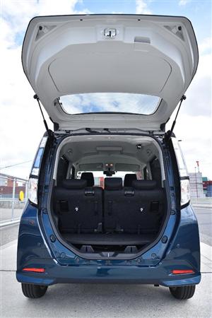 ガバッと開いて荷室チェック。ダイハツ・トール