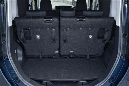 背もたれを立てるだけで、グッと広くなる。やはり高さが効いている。機内持ち込みサイズのキャリーバッグなら立てて３つはいけそう。ダイハツ・トール