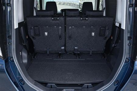 でもってスライドを最前端にすると容積さらに５割増し見当に。後席膝元は当然狭くなるが、まだ座れる広さが残る。ダイハツ・トール