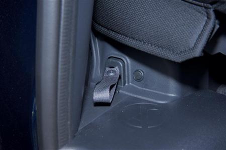 後席を沈みこませるには、この足元の紐を引いて座面を動かす。ダイハツ・トール