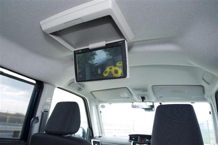 当然オプションだが、後席用１２型液晶モニターも付けられる。ダイハツ・トール