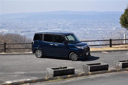 高円山ドライブウェイから見る奈良盆地をバックに。ダイハツ・トール