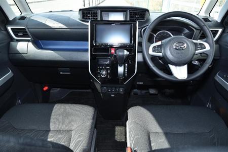 前席は幅、足元、頭上が広く、インパネも機能的にまとまっており、初めてでも迷うことなく使いやすい。ダイハツ・トール