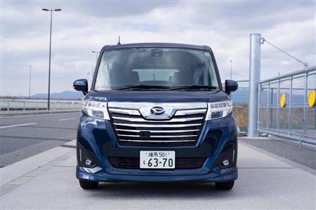 試乗車の「カスタム」というグレードは、メッキの横桟グリルが３列シートのハイクラスミニバンよろしく、幅をアピールする立派な顔つき。ダイハツ・トール