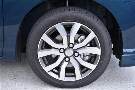 タイヤサイズ（写真は前輪）は前後とも１７５／５５Ｒ１５。リアはドラムブレーキ。ダイハツ・トール