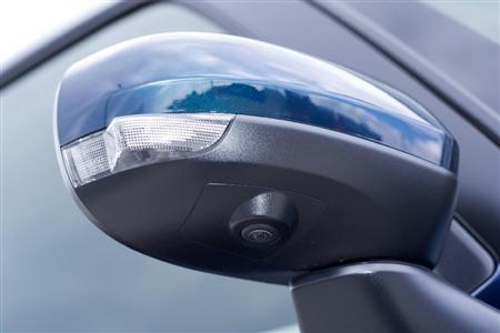 左右ドアミラー下に内蔵されたカメラ。前フェンダー付近の死角をカバーしてくれる。ダイハツ・トール