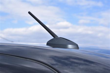 アンテナは折りたたみ式。ダイハツ・トール