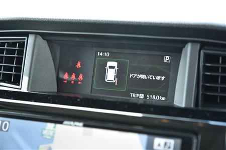 インパネ最上部のサブディスプレイ、車両状態や、瞬間・累計燃費など様々な表示モードを備える。ダイハツ・トール