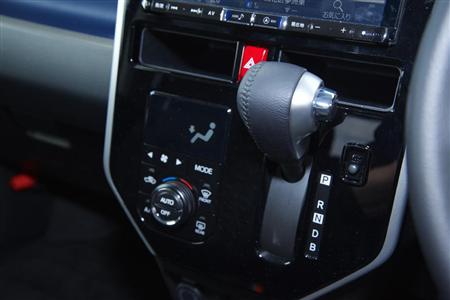 ピアノブラック仕上げのセンターパネルがインテリア全体の質感を底上げしている。手あかが目立つのは玉にキズ。ダイハツ・トール