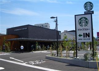 都道府県で最後の出店となった「スターバックスコーヒーシャミネ鳥取店」。韓国ではスタバの人口当たりの店舗数で日本の２倍になった