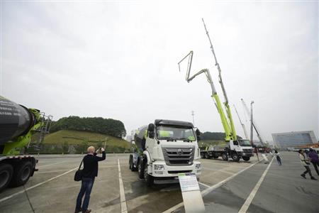 中聯重科の各種大型コンクリート車両の展示（中国新聞社）
