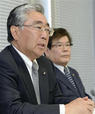 ＴＯＢについて会見する興和の三輪芳弘社長（左）と、丸栄の野原太二雄社長＝１２日午後、名古屋市