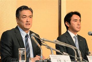 退任会見するローソンの玉塚元一会長（左）。右は、竹増貞信・代表取締役社長＝東京都港区（伴龍二撮影）