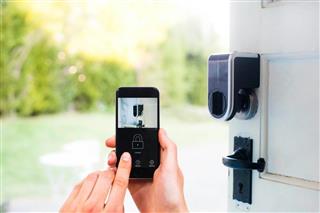 スマートロック「ＮｉｎｊａＬｏｃｋ」システムによるスマホによる鍵の開閉操作。同システムをベースに新サービスの実用化を目指す