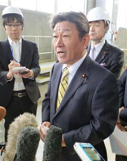 白山総合車両所を視察後、記者団の取材に応じる自民党の茂木政調会長＝１２日午後、石川県白山市